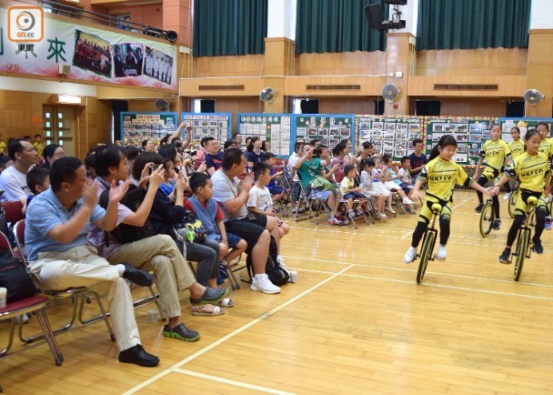 1506800570578432.jpg 黄楚标学校安排廿多名珠海家长到校参观。(图源:香港东网)