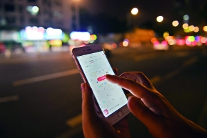 昨晚，一市民在路边使用易道App叫车。广州日报记者乔军伟 摄